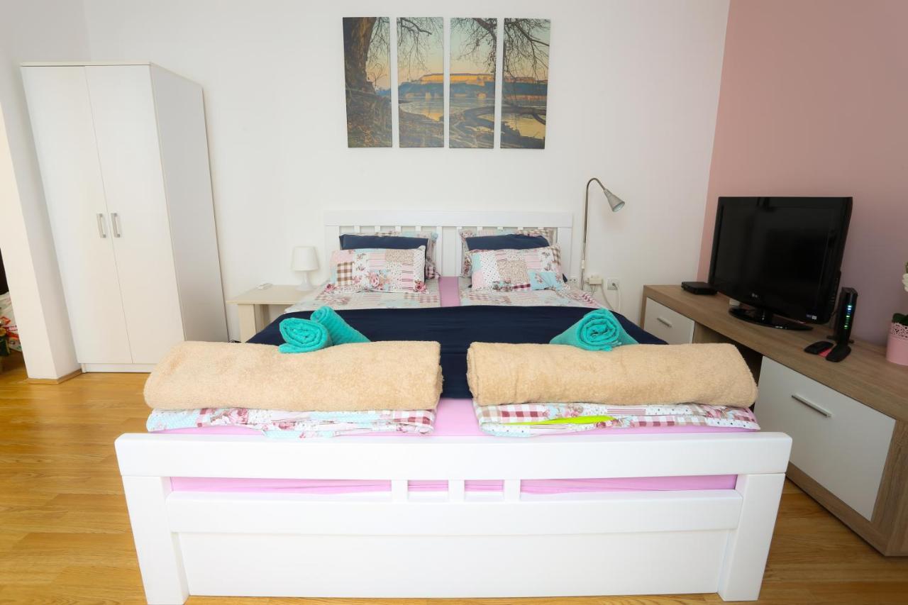 Studio Apartman Ld U Strogom Centru Novi Sad Luaran gambar